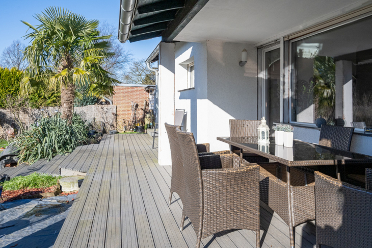 schöne teilüberdachte Terrasse