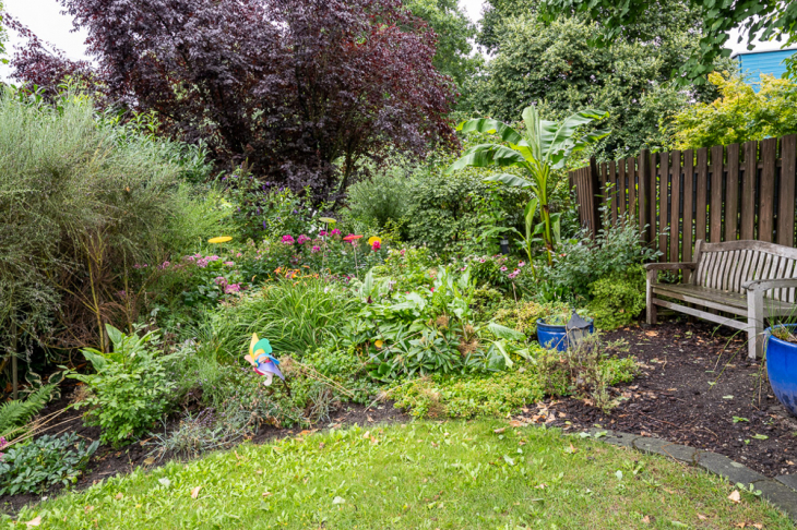 Sehr schön angelegter Garten