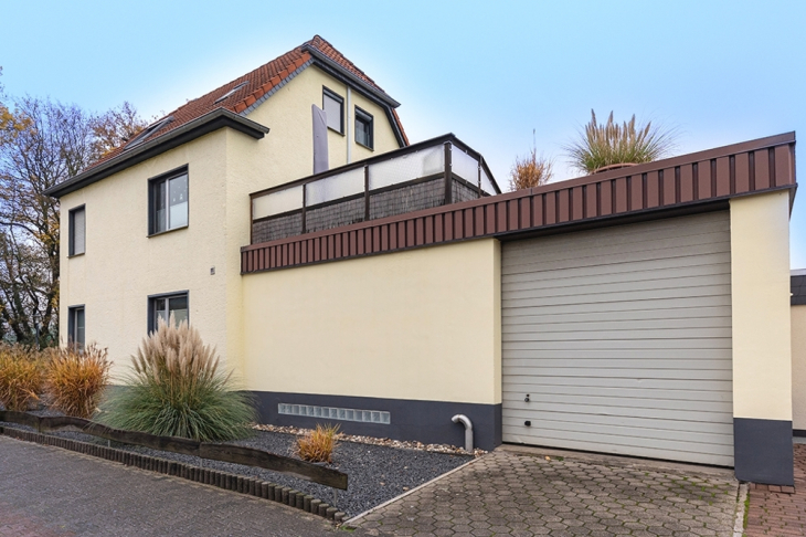 Seitliche Außenansicht mit Garage