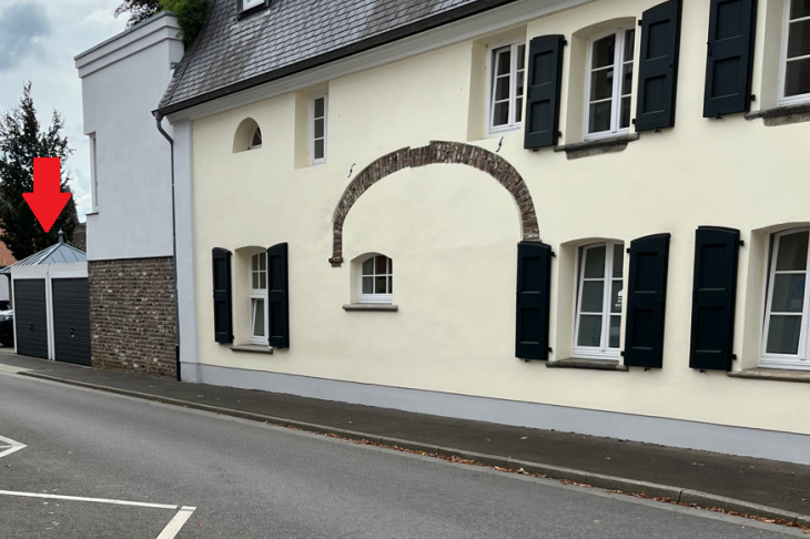 Seitliche Hausansicht mit Garageneinfahrt