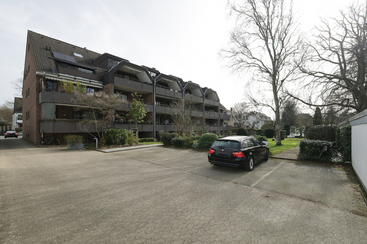 Seitliche Rückansicht mit Stellplätzen