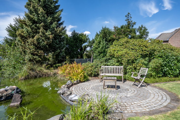 sonniger Sitzplatz im Garten