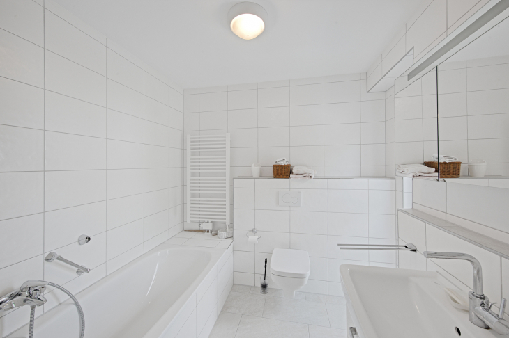 Sonniges, modernes Bad en Suite