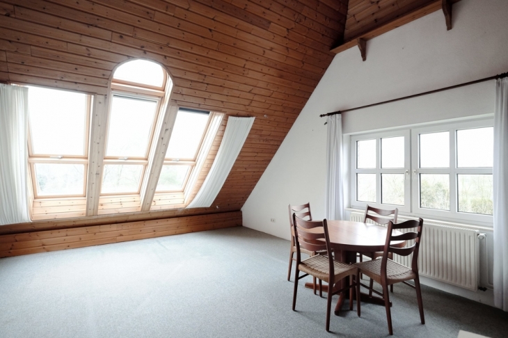 Spitzboden mit großer Fensterfläche