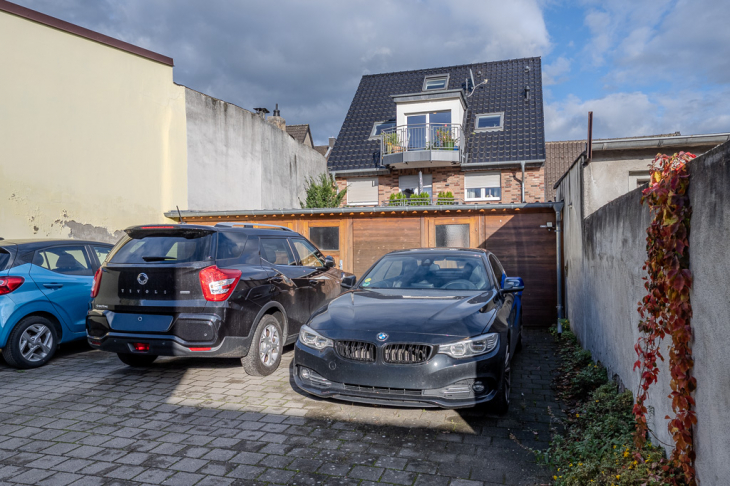 Stellplatz und Fahrradschuppen