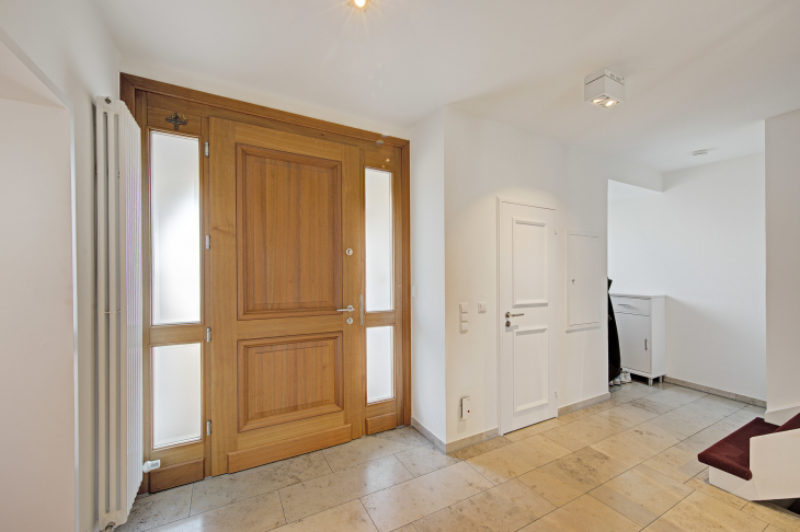 Stilprägende Massivholzeingangstür