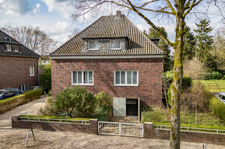 Straßenansicht - Garage