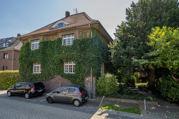 Straßenansicht mit Eingan