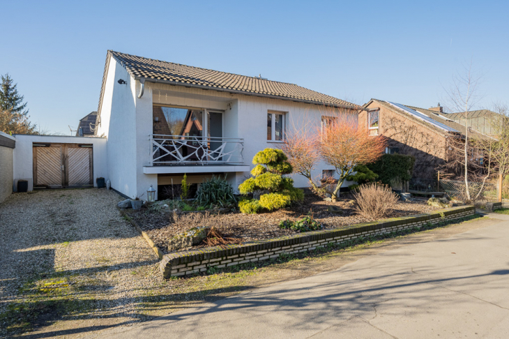Straßenansicht mit Garage