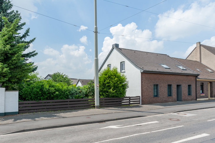 Straßenansicht mit Garten