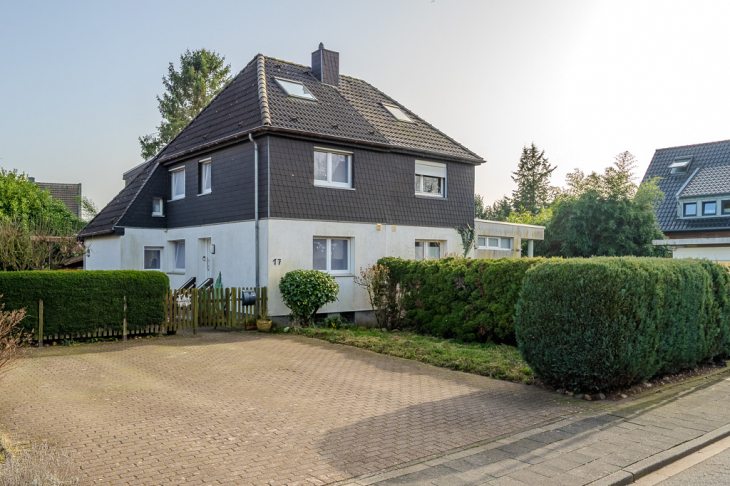 Doppelhaushälfte mit überdachter Terrasse und zwei PKW-Stellplätzen fußläufig zum Hülser Bruch Doppelhaushälfte in Krefeld / Hüls
