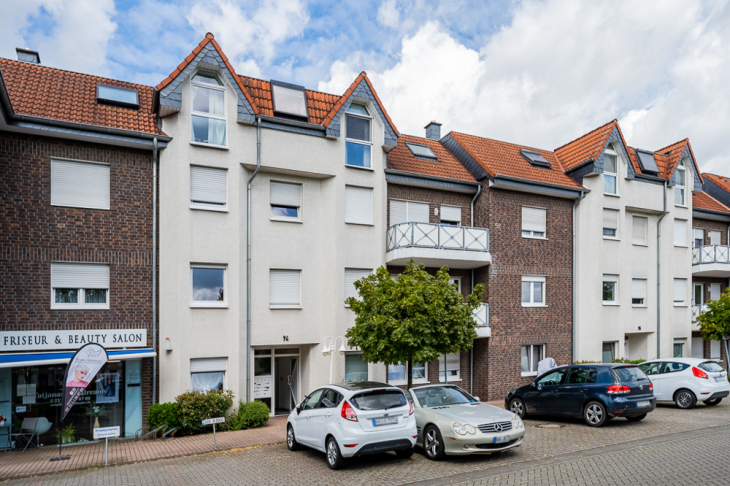 Straßenansicht mit Stellplatz