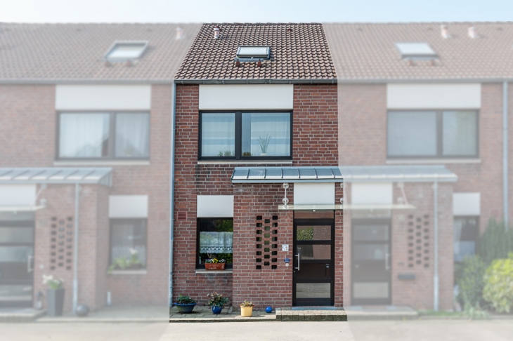 Straßenansicht–aufgehellt