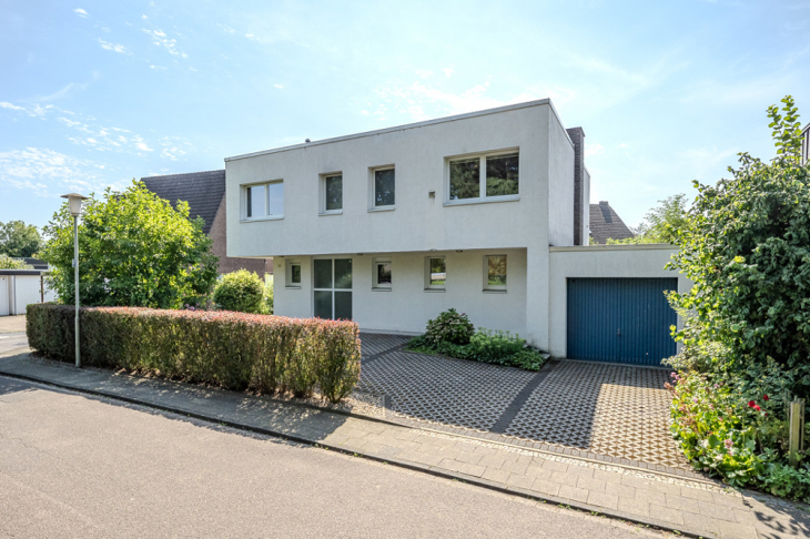 Straßenfront mit Garage