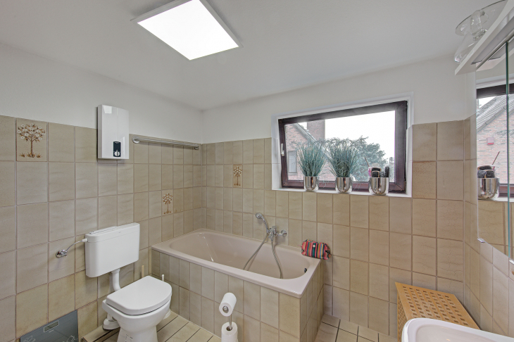 Tageslichtbad mit Badewanne und Dusche