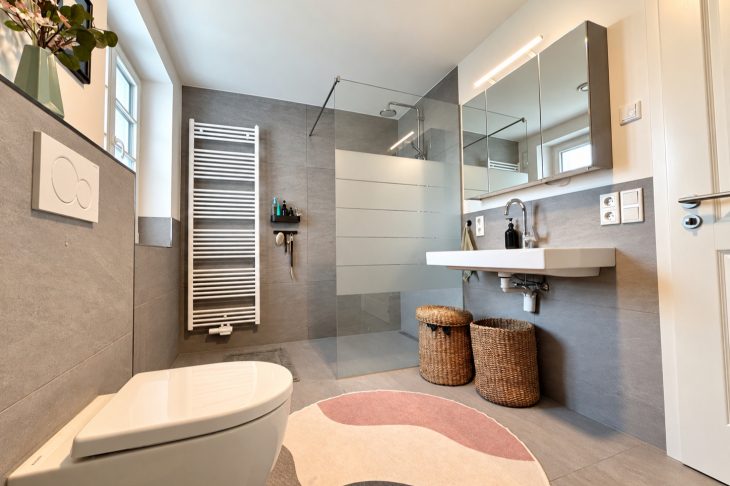 Tageslichtbad mit begehbarer Dusche