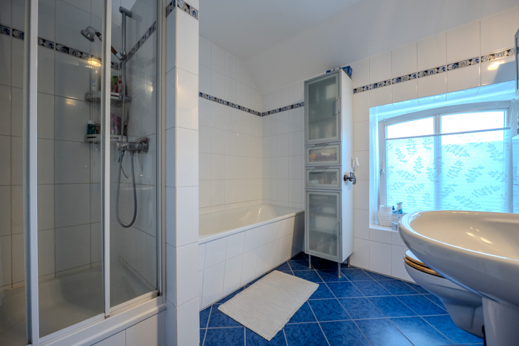 Tageslichtbad mit Dusche & Wanne