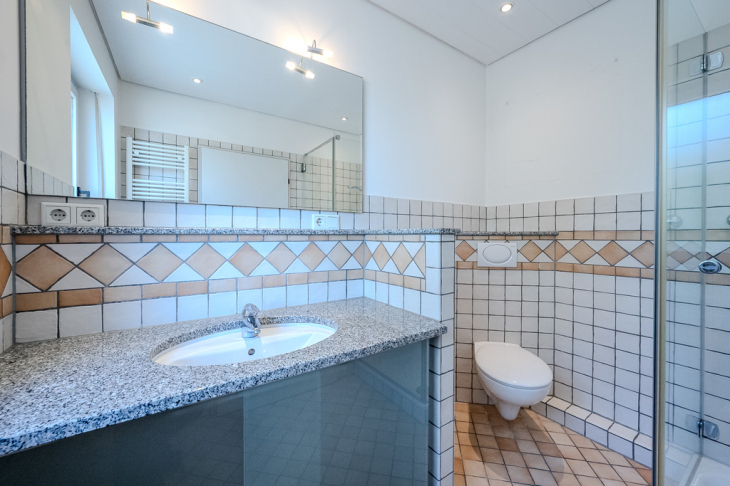 Tageslichtbad mit Dusche