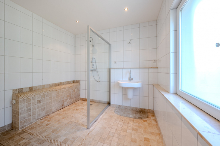 Tageslichtbad mit riesiger Walk-in-Dusche