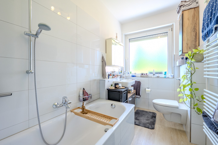 Tageslichtbad mit Wanne - Wohnung EG 