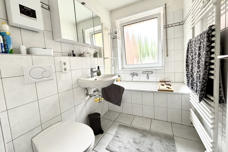 Tageslichtbad mit Wanne