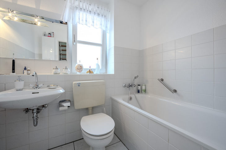 Tageslichtbad mit Wanne 