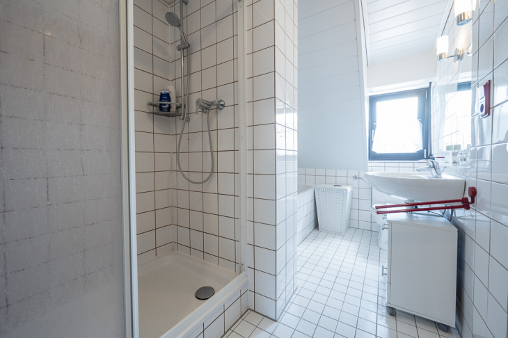 Tageslichtbad mit Wanne und Dusche