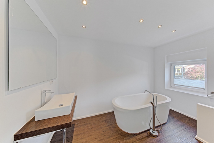 Tageslichtbadezimmer mit Badewanne u. Dusche