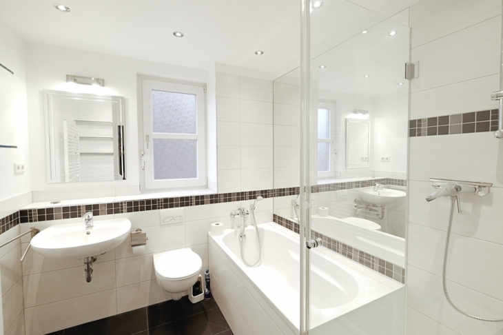 Tageslichtbadezimmer mit Badewanne u. Dusche
