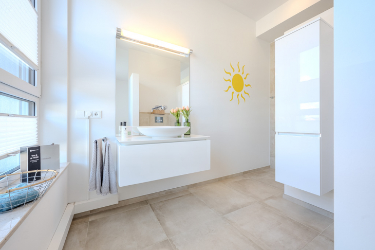 Tageslicht-Badezimmer mit hochwertiger Sanitärausstattung