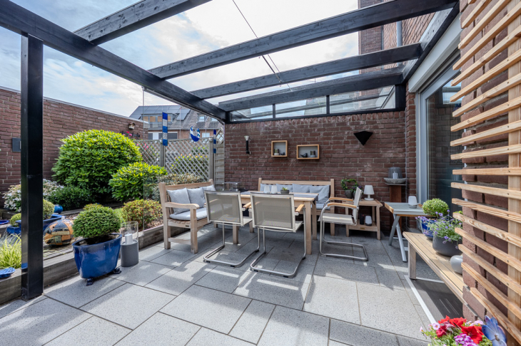 Teilüberdachte Terrasse
