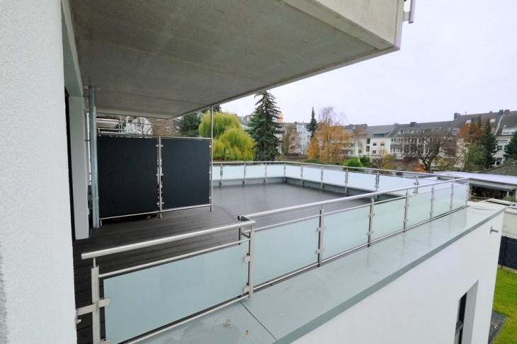 teilweise überdachte Terrasse