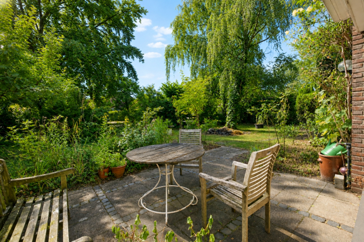 Terrasse mit Blick in das Gartengrundstück