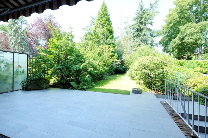 Terrasse mit Blick in den Garten