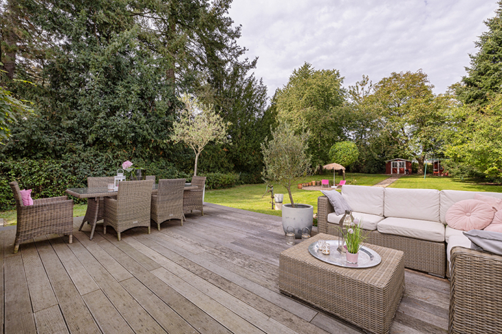 Terrasse mit Blick in den Garten