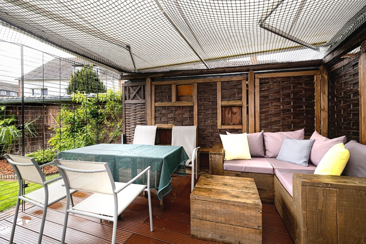 Terrasse mit Markise (mit Katzennetzen)