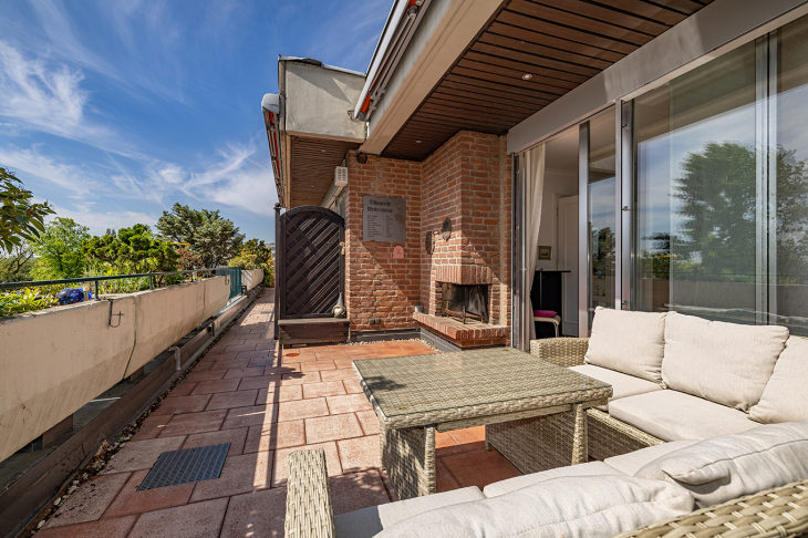 Terrasse mit offenem Kamin