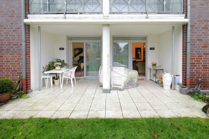 Terrasse mit Rasenfläche