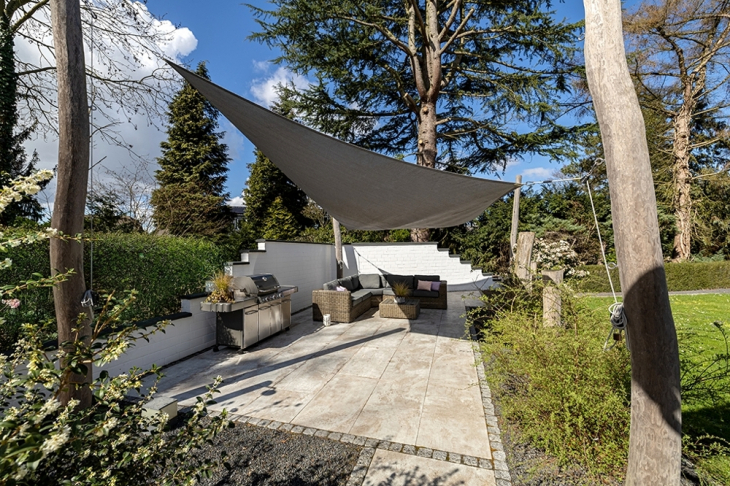 Terrasse mit Sonnensegel
