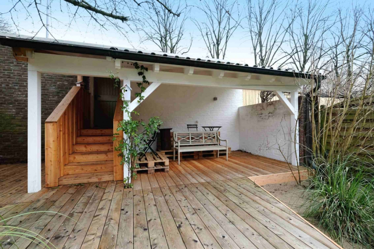 Terrasse mit Zugang in die Garagen