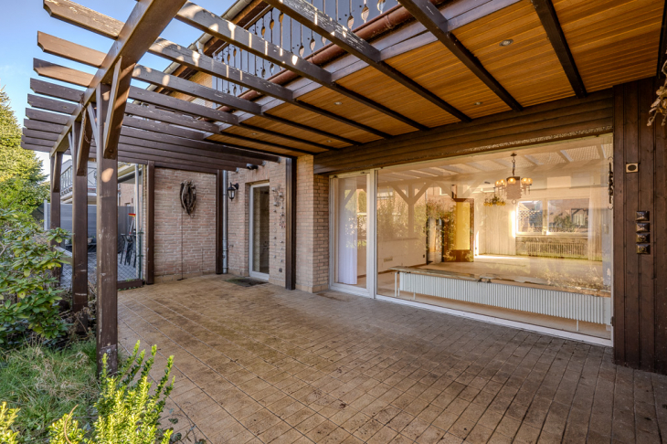 Terrasse mit Zugang zur Küche und Wohnbereich