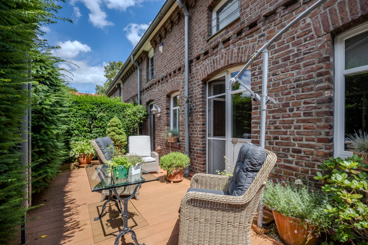 Terrasse mit zwei Zugängen zur Wohnung