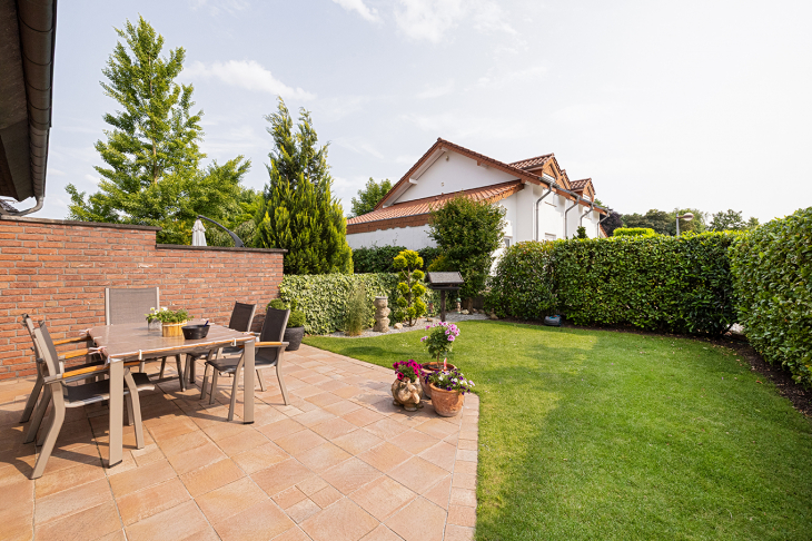 Terrasse u. Garten