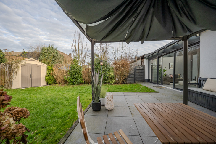 Terrasse und Gartenhaus