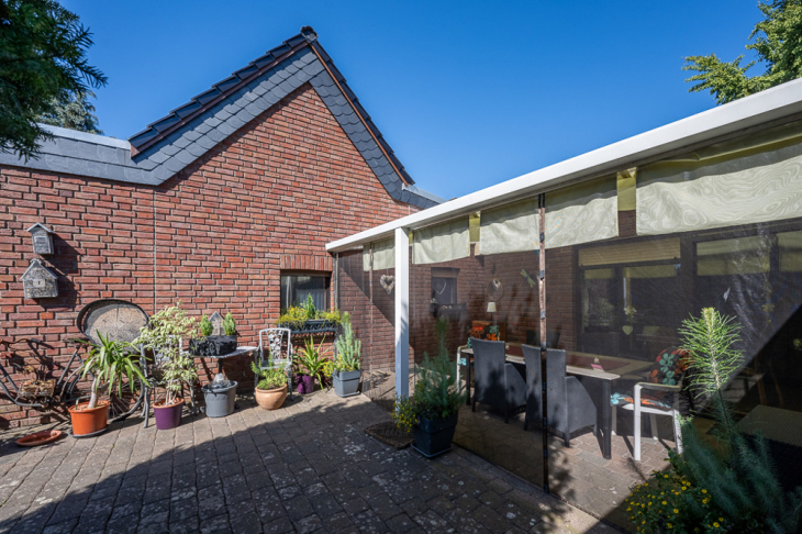 Terrasse und Giebelansicht