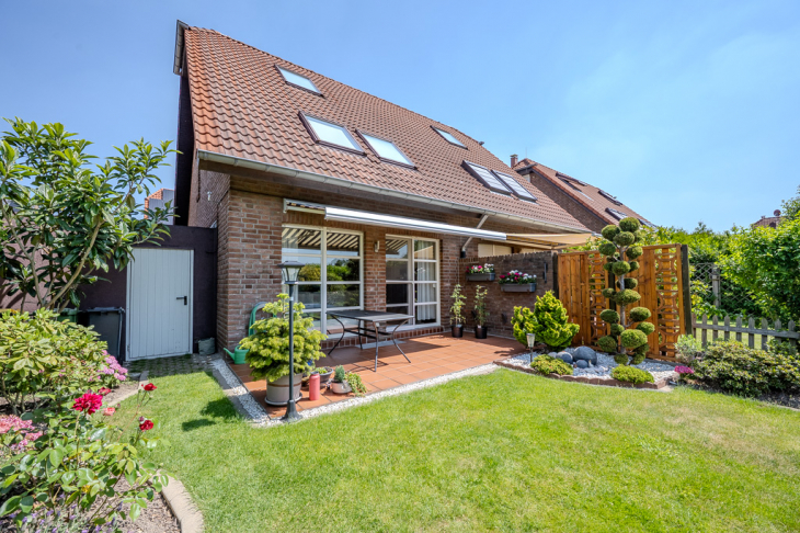 Terrasse und Zugang zur Garage