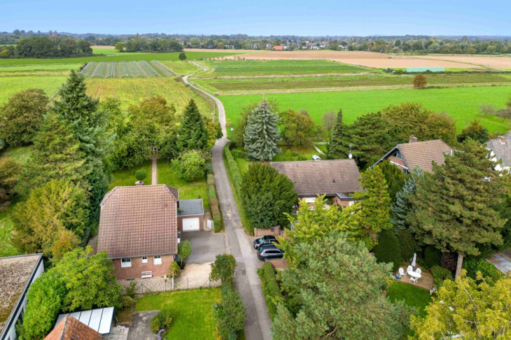 traumhafte Lage direkt am Feld