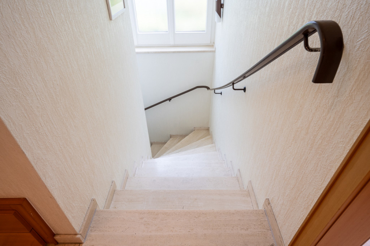 Treppe in das Untergeschoss