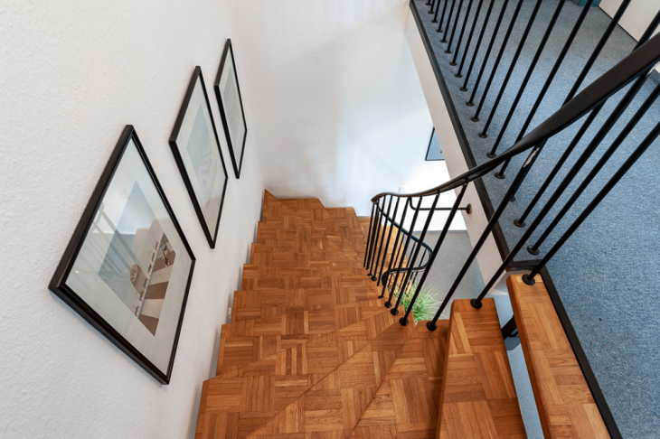 Treppe mit Parkettstufen