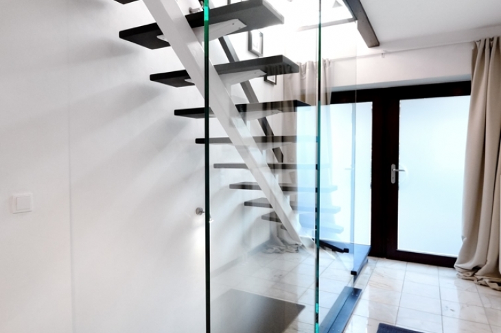 Treppenaufgang mit Glaswand